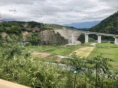 豊肥線の車窓からは新阿蘇大橋や崩落した旧阿蘇大橋が見られます