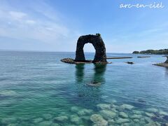 奥尻島のシンボル「鍋釣（なべつる）岩」の前で、社長さんとお別れ。

この美しい眺めに、先ほどのショックもすっかり忘れ、ふたりとも奥尻の旅を楽しめそう(^^♪。