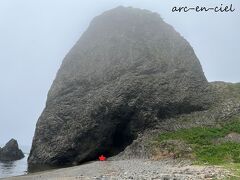 事前に、「ホヤ石」の写真を旅行記等で拝見していたのですが、想像以上に大きい！
どれくらい大きいかというと、あの赤い★がOTTO。

「ホヤ石」を前にすると、まるで自分が「こびと」になった気分。