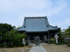 もう一度、妙福寺


ご住職が朝のお勤めで境内のひとつひとつの御堂をまわられていました。