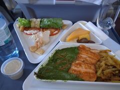 これはすでにウイーンからアンマンの飛行機の機内食っぽいですね。

ウイーンの空港はこの数年前にも利用しました。

このフライト、オーバーブッキングだったみたいで、搭乗口でボランティア募集していて、どんどん値段が上がって、最終的には、確か２４時間遅れ、１泊ホテル付き、ビジネスクラス確約、８００EURの補償金という、素晴らしい条件になってましたが、自分はその後の計画が悉く崩れるため、パス。
一人の男性の旅行者の方が応じられて、拍手が起こってました。