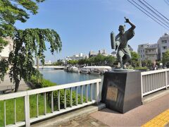 両国橋の袂に在りました街かど阿波踊りモニュメント、

腰を落として手に提燈を持った「男踊りのブロンズ像」です。