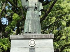 やはり城跡公園には無くてな成らない藩主像です、

「旧徳島藩主・蜂須賀家政銅像」は袴姿に扇子を持った微笑ましいお顔です。
阿波国１８万石の大名として徳島藩祖として蜂須賀家は幕末まで３００年も続きました。