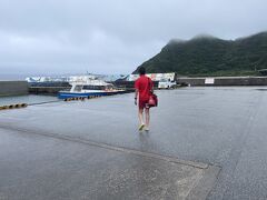 翌朝、
雨がザーッとすごかった

プレゼントされた赤を身につけて
ボートに向かう
残念だったのがビーサンが黄色

今気づきました
ここは阿嘉島　あかダァ！！！！！