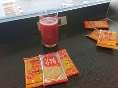 いつも通り羽田空港サクララウンジ南側へ。
シャワーが混雑していたので、歯ブラシをもらって歯磨き＆休憩。
朝からトマトジュースってなんかよいですね。ANAのラウンジだと青汁だったかな。