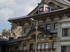 京阪七条駅から京阪で2駅移動して
祇園四条の交差点
見えるのは南座
そして。。。