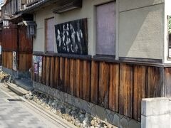 8：46京都の七条へ到着
「京都国立博物館」へ向かいます

何度も訪れているのに
今回初めて発見
「うぞふすい」で有名な
「わらじや」さん

店名の由来は
その昔、
豊臣秀吉がここでわらじを脱いで休んだという逸話からだそう
さすが1624年創業400年の歴史あるお店です

観覧後にここで食事をしたいなぁ～
と思ったけれど
こちらはついでではなくて
「わらじや」さんの為に京都へ来ないとね＾＾