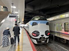 7:35発の「くろしお1号」に乗るために新大阪駅にやってきました。
やってきたのはパンダラッピングの列車！