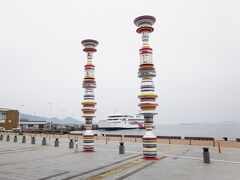これまた２本のカラフルな柱が建ってます？、

「Ｌｉmｉｎａl　Ａｉｒ-ｃｏｒｅ-大巻神嗣」とありますが、瀬戸内国際芸術祭２０１０の作品だそうで８ｍの柱が様々な人を迎える門だそうです。

＊詳細はクチコミでお願いします