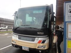 青森空港　到着後、　弘前行きの路線バス。