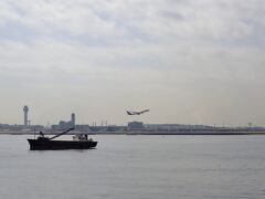 羽田空港の近くでは飛行機の離発着が見られます。