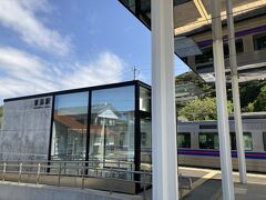 2017年6月から運行を開始した豪華寝台列車「TWILIGHT EXPRESS 瑞風」が停車するJR東浜駅は、小さな無人駅です。