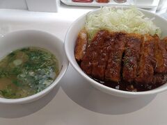 締めは岡山駅の麵屋匠でデミカツ丼！デミカツ丼ととんかつにデミグラスソースをかけた岡山のご当地グルメであります。誕生のきっかけは老舗とんかつ店「味司 野村」初代店主が帝国ホテルのドミグラスソースを食し、「その味を地元の人たちに食べてほしい」という思いからです。（岡山観光WEB参照）