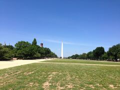 そして議事堂の逆側にはワシントン記念塔が見えてきました。