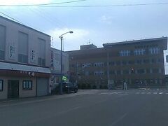 最後に東側から正面に続く道を、駅に向かって東進していきます。

病院のすぐ横には、えびすかぼちゃパイでお馴染みの千虎さんがありますね。
（地図登録情報が四条店だけなので、ズレちゃってるみたいだけど…。）