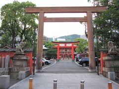 夕食に出掛けますが、ちょっと寄り道です～、

直ぐ近くに在る「生田神社」は湊川神社と共に神戸を代表する神社で、神戸という地名の語源にも成ったところ、市民は親しみを込めて生田さんと呼んでます。