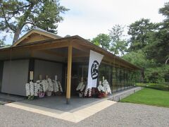 近衛邸跡休憩所・新しくできた休憩所で、カフェ「SASAYAIORI+ 京都御苑」併設されますが、休憩所だけの利用できます。トイレもある。