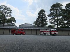 京都仙洞御所参観の受付の前にベンチで受付開始を待ってすわっていると、京都御苑の消防車が二台止まり、珍しいので撮影しました。