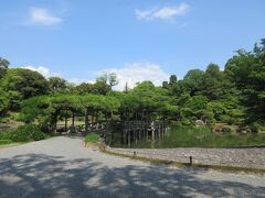 八つ橋・南池の西岸から中島に架かる橋で，藤棚で覆われています。