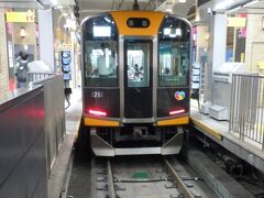 折角なので阪神電車「三ノ宮駅」に来ました、

これは初めて見る最新の車両１０００系でイメージチェンジを図りましたね？…、
阪神なんば線から近鉄線直通乗り入れの為に導入した格好いい顔してます！、鉄っちゃんの血が騒ぐようで一度奈良まで乗車したいです。
