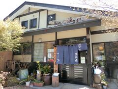 車で松本方面から軽井沢に向かいます。
まずは昼食を取ることに。
軽井沢中心部に入る前の追分エリアにある「ささくら」さんへ