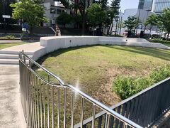 スノーリングは、創成川公園と大通公園が交わる、まんなか広場に設置されている白い円形の作品は、札幌の東西南北を結ぶ座標軸の原点０を示すこの地点のシンボルとして、水の流れの上に置かれています。