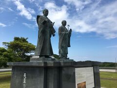 天草の一揆の跡荒廃した天草地方の復興に努めた鈴木重成さんと鈴木正三さんの銅像。
