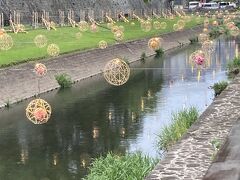 熊本城のお堀にはライトアップ用意がされてありました。こちらも花博のイベントのひとつのようです。日が暮れたらまた来てみることにします。