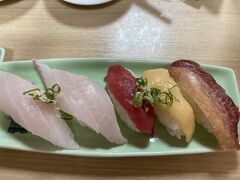 珍しい太刀魚とご当地ならではの馬肉3貫盛りをいただきました。
九州のお醤油は甘いのですが、それはそれで結構美味しくいただきました。