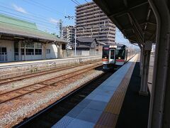  快速みえの通過待ちです。富田駅には以前は急行が停車しましたが、現在は快速も通過し普通列車のみ停車します。