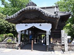 ●鑁阿寺／足利氏館

「足利学校」を出発し、次にその北側にある「鑁阿寺」の太鼓橋の前へ。
こちらは足利一門の氏寺として、鎌倉時代初期に創建された寺院です。
