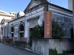 べっ甲工芸館は、まず建物がおもしろい。

元々は長崎税関下り松派出所で、蔵のような、洋館のような、和洋折衷の建物です。