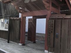 土神堂のほど近くに、十善寺地区まちづくり情報センターと蔵の資料館という施設があります。スタッフはいませんが、蔵の資料館には唐人屋敷や中国との貿易などの資料が展示されています。
「唐人屋敷跡探訪マップ」はとても分かりやすい地図なので、唐人屋敷跡を廻るならまず最初にゲットすることをおすすめします。