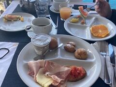 ホテル ウェーバー アンバサダーで、ピッコラビーチを眺めながら朝食
