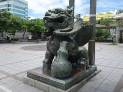 「艋舺公園」の正面に建つ像。
沖縄のシーサーのような守り神的な像でしょうか？