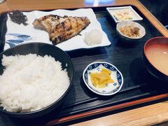 そして昼ごはんは岩内で。
また魚。お任せ定食はソイの味噌漬け。
うまいなー、うまい！