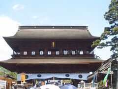 門にも上がってらっしゃる人の姿が見えます。