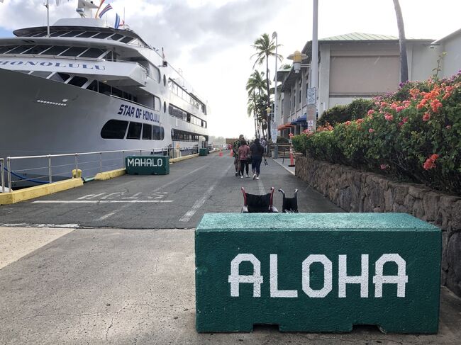 アロハタワーの駐車場に車を停めて、アロハタワーまで歩いて行きました。<br />途中にあるMAHALOとALOHAのサインがかわいい～！