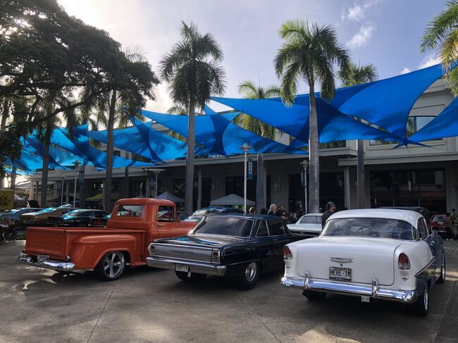 ナイトマーケットと一緒にクラシックカーショーもやっていましたよ。<br />みなさん、自慢のクラシックカーを持ってきて、ずらっと並べています。