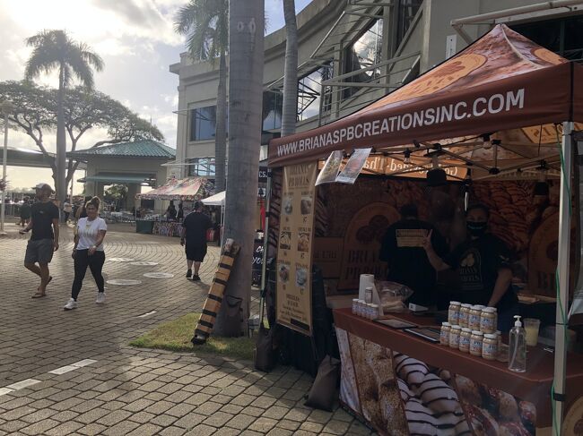 ナイトマーケットは、アロハタワーの入口から海沿いまでずらっとフードトラックなどが出ています。