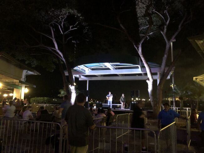 ステージでは夜まで盛り上がっていました。