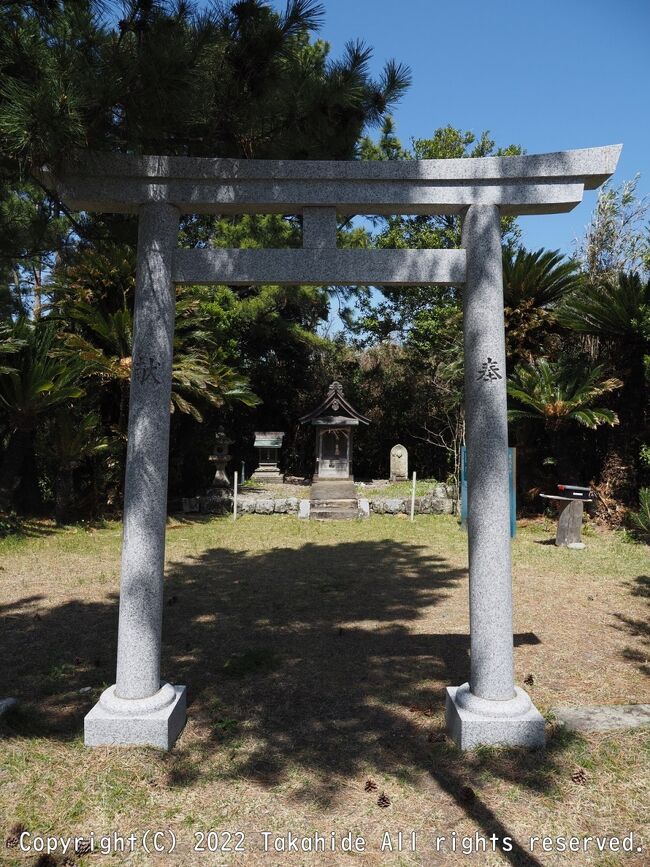 岩代王子跡<br /><br />岩代駅近くの踏切を渡った先の海沿いにあります。<br />鳥居の奥にある小さな本殿は1776年に再建されたもので、現存する九十九王子の中でもかなり古い建造物です。<br /><br /><br />岩代王子跡：https://ja.wikipedia.org/wiki/%E4%B9%9D%E5%8D%81%E4%B9%9D%E7%8E%8B%E5%AD%90_(%E3%81%BF%E3%81%AA%E3%81%B9%E7%94%BA)#%E5%B2%A9%E4%BB%A3%E7%8E%8B%E5%AD%90<br />岩代駅：https://www.jr-odekake.net/eki/top?id=0622070<br />九十九王子：https://ja.wikipedia.org/wiki/%E4%B9%9D%E5%8D%81%E4%B9%9D%E7%8E%8B%E5%AD%90
