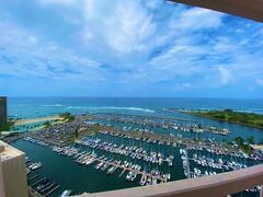 ホテル到着。今回のホテルは友人が手配してくれました。私はハレクラニにしようかと思っていたのだけれど、ロケーションは静かだし、アラモアナビーチパークまですぐだし、日中は結局ほとんど部屋にいないので、むしろプリンスワイキキで良かった！
ホテル到着が朝10時ごろだったのですが、友人が11時のアーリーチェックインを依頼してくれていたためか、こんな早い時間でもチェックインして部屋に荷物を運び入れて頂けました。

＊ラナイが付いていない部屋が殆どなので、ラナイでのんびり…という方はラナイ付きのお部屋をリクエストされるか、ラウンジでゆっくりなさることをお勧めします。