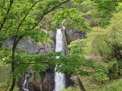 　華厳の滝に到着すると、修学旅行生の生徒たちが多くいて、下に降りていくエレベーターには行列が出来ていましたので、下に行くことを諦めて、上から滝の様子を見学する事にしました。