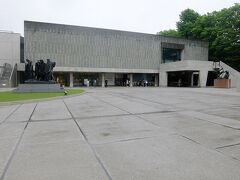 国立西洋美術館が1年半の改装工事でリニューアルされ，4/9に再オープンとなっていましたので，東京都美術館でのスコットランド国立美術館展を観た後に立ち寄りました．

リニューアルなった国立西洋美術館．
2016年に世界文化遺産に登録されたが，特に前庭が過去の工事でオリジナルのコルビジェ設計の意図から乖離してしまっているとの指摘があり，それで建物内部も併せて改装が行われた．前庭は広々とした空間に改装されました．
