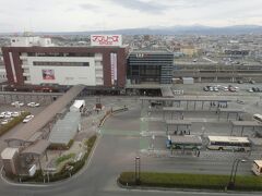 ホテルの部屋から見える、弘前駅。