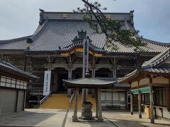 朝食後、ホテルの目の前にある誕生寺にお詣りに行きました。

まだ拝観時間てはないので、人の姿はありませんでした。