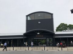 駅前のバスセンターに到着
駅舎の色渋いし、コンビニも渋いカラーになっていました。

今回は山の景色が見たくてバス移動にしましたが、鉄道でも移動できます。
丁度、観光列車の或る列車が到着した所です。
賑わって来てよかった。