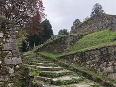 麓から石を運ぶのは大変だったと思います。
この急こう配の場所に良く作ったなあ、と半ばあきれてしまいます。