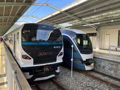 右の電車はサフィール踊り子。左が今回乗る特急踊り子です。東海道線の熱海まで河津・伊豆稲取・伊豆熱川・伊豆高原・伊東と寄り、１時間２０分くらいで着きます。